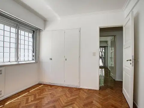 Departamento en torre, a la calle, con amplio balcón