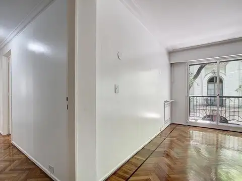 Departamento en torre, a la calle, con amplio balcón