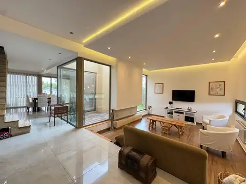 Venta casa de cuatro dormitorios con pileta y galería con parrillero. Puerto Roldan, Rosario