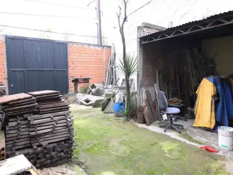 Local desarrollado en planta baja 60m2   deposito en planta alta 60m2. Excelente Ubicacion