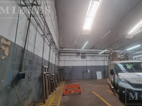 Debenedetti  al 3800 - Depósito de 530m2 Sobre Colectora - Olivos
