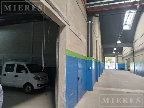 Debenedetti  al 3800 - Depósito de 490 mts2 Sobre Colectora - Olivos
