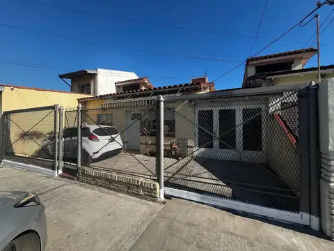 Venta casa jardín parque parrilla Banfield Permuta