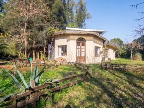 Solida casa de Adobe en lote con posibilidad comercial