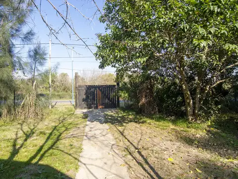 Solida casa de Adobe en lote con posibilidad comercial