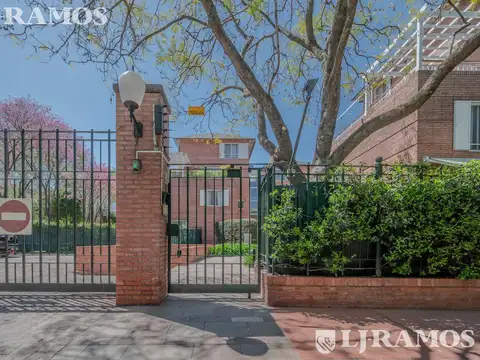 Jardines de San Isidro - 3 piso con techos altos - Dos ambientes c/cochera