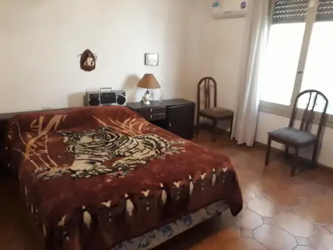 P.H. 3 AMBIENTES EN P.B. ENT. INDPTE. PATIO Y POS.COCHERA