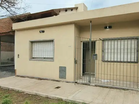 Departamento tipo casa en venta en Castelar Sur