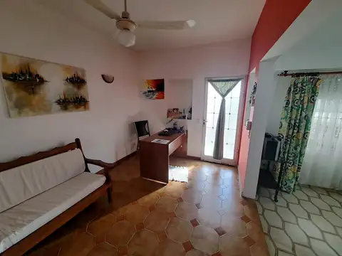 Casa 7 ambientes con 2 baños