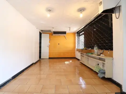Muy buen Local en esquina calle transitada próximo a estación  - Villa Adelina