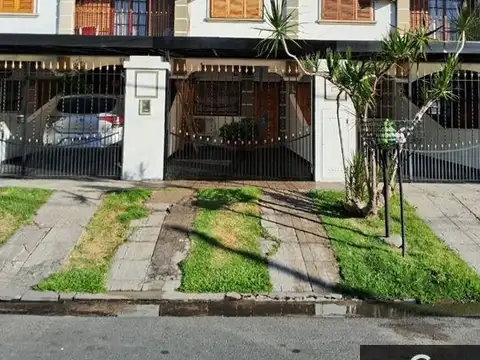 Dúplex en venta de 2 dormitorios c/ cochera en Villa Luzuriaga