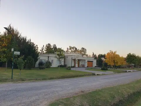 Casa 5 ambientes con 4 baños