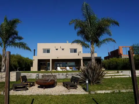 Casa 6 ambientes con 5 baños