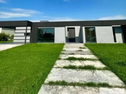 Casa en venta - 4 Dormitorios 3 Baños - Cochera - 190Mts2 - Canning