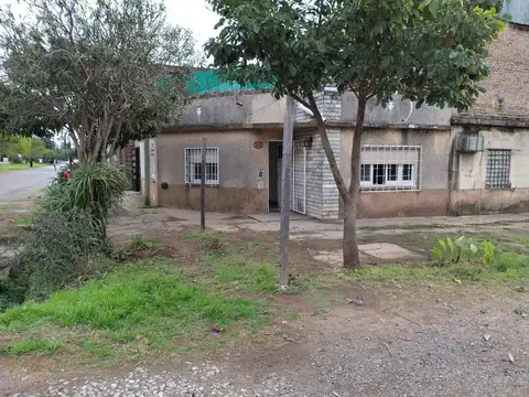 VENTA CASA DOS HABITACIONES Y COCHERA. ZONA SUR