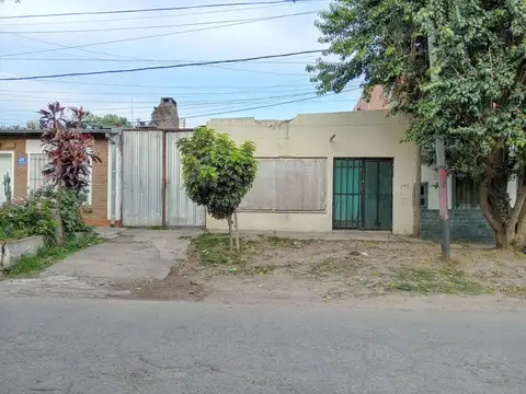 VENTA CASA 1 DORMITORIO  CON AMPLIO JARDIN. A REFACCIONAR