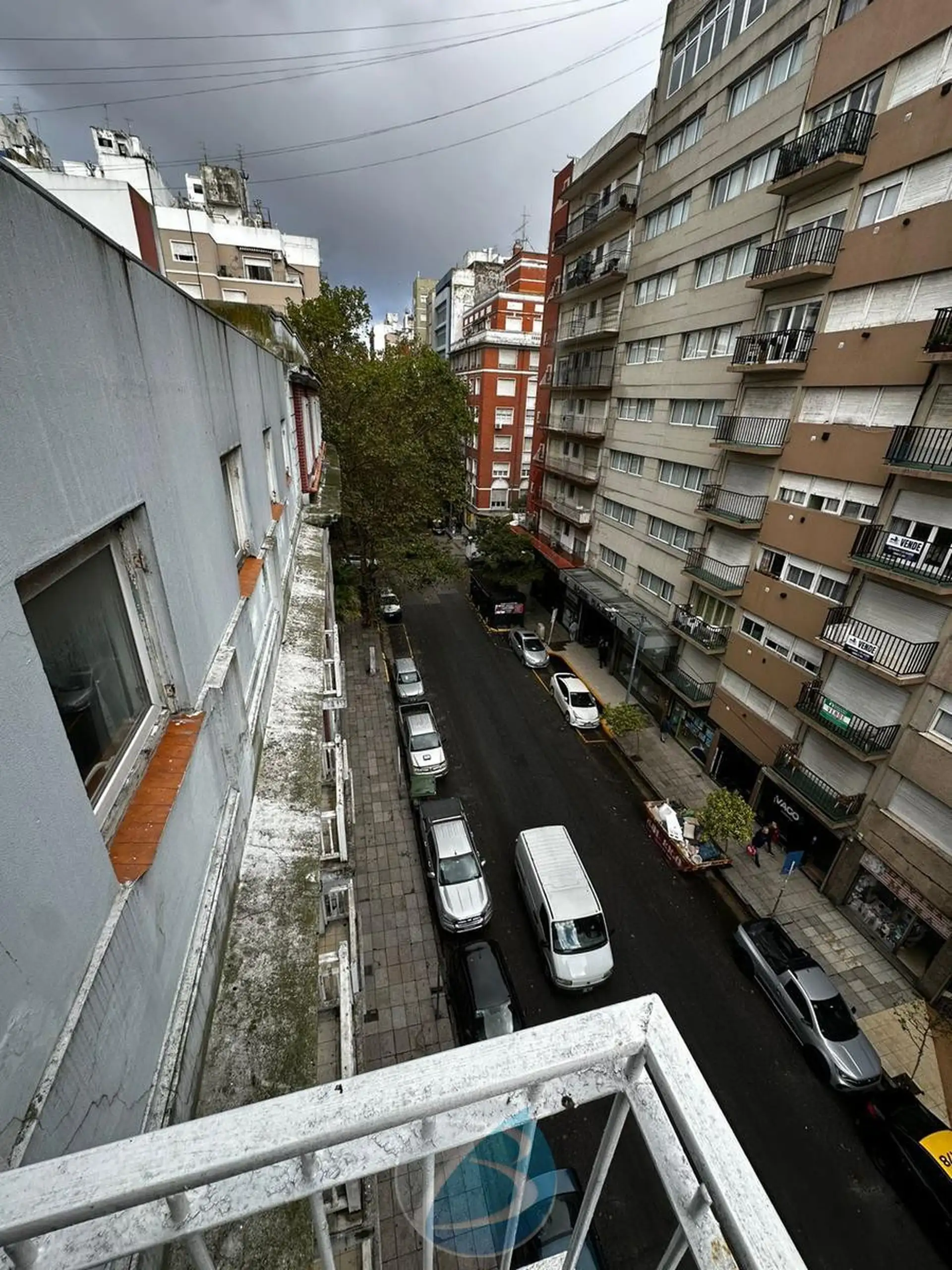 2 ambientes al frente con balcón saliente