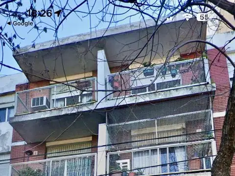 3 ambientes al frente con balcón en edificio de baja densidad, oportunidad para reciclar