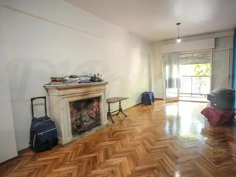 3 ambientes al frente con balcón en edificio de baja densidad, oportunidad para reciclar