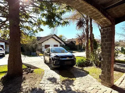 Casa 6 ambientes con 5 baños