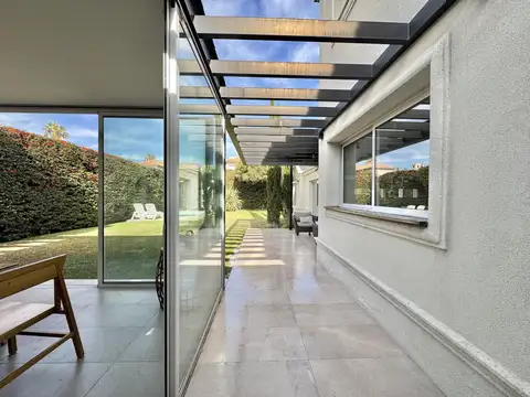Casa en Venta con 4 cocheras