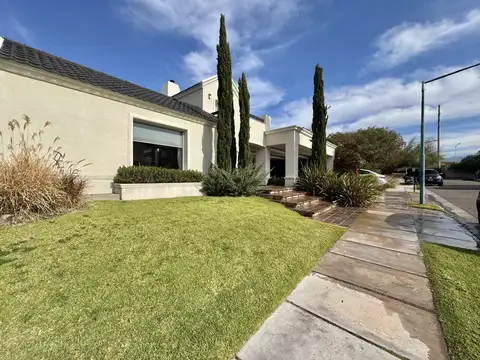 Casa 8 ambientes con 3 baños