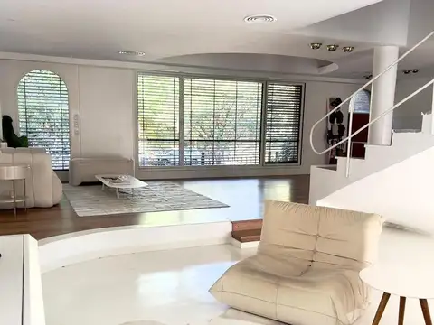 Casa en Alquiler con 4 cocheras