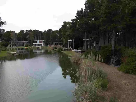 VENTA LOTE VILLA ROBLES CON FONDO A LA LAGUNA