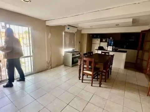 Casa 4 ambientes con 2 baños