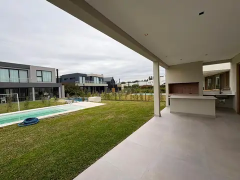 Casa 5 ambientes con 5 baños