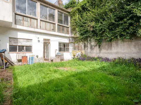 Venta Casa Multifamiliar 9 Ambientes . 2 Unidades en Una . Jardín + Garage . a Reciclar