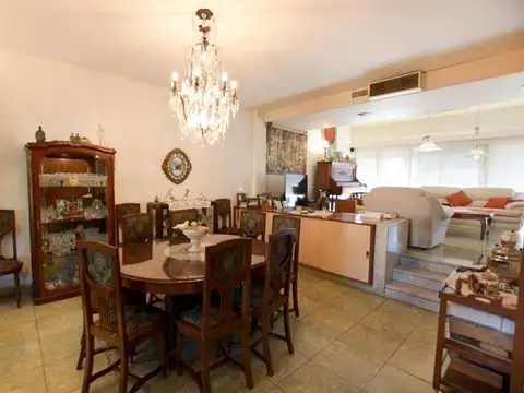 Casa 8 ambientes con 3 baños