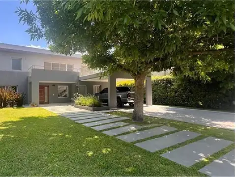Casa en venta en La Lomada con pileta