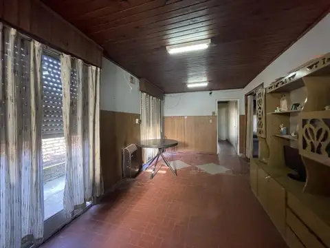 Casa 6 ambientes con 2 baños