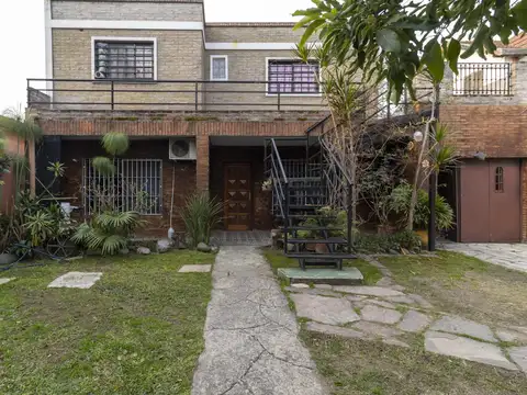 Casa en  venta ideal para inversores! Departamentos de 1, 2 y 3 ambientes que comparten una pileta..