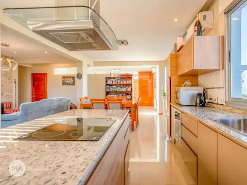 Casa 6 ambientes con 2 baños