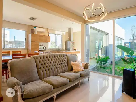 Casa en Venta con 2 cocheras