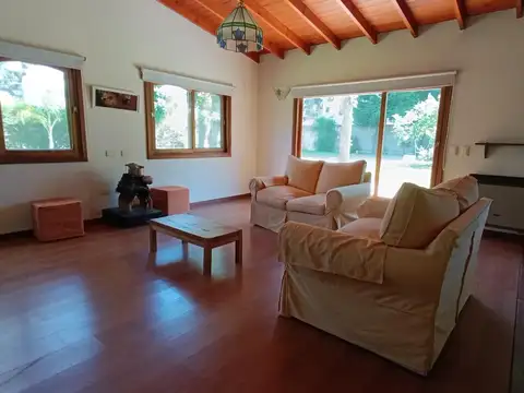 Casa 4 ambientes con 2 baños