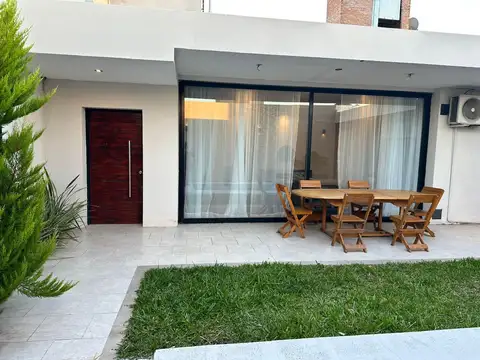 VENTA - CASA DE 2 DORMITORIOS CON PATIO, PILETA Y COCHERA - PÉREZ