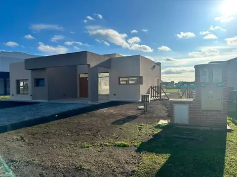 Casa 4 ambientes con 3 baños