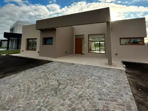 Hermosa Casa 4 amb. en San Felipe CON FINANCIACIÓN