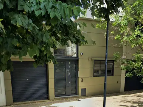 CASA EN VENTA LA PLATA 2 DORMITORIOS JARDIN GARAGE