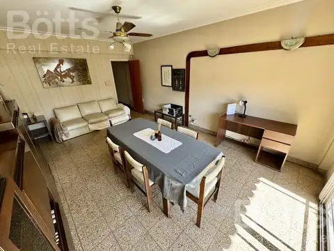 Venta de 4 ambientes, luminoso, frente a Plaza, bajas expensas, ascensor, Villa del Parque