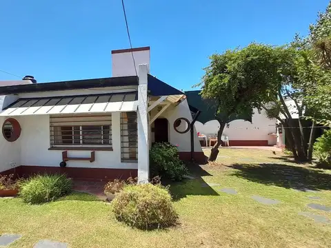 VENTA CASA 4 AMBIENTES CON GRAN PARQUE