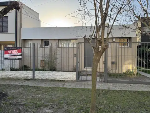 Casa en venta 2/3 dormitorios en zona residencial de Gonnet - 509 entre 21 y 22