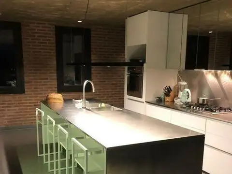 Casa en Alquiler con 2 cocheras
