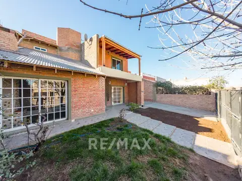 Casa 6 ambientes con 2 baños