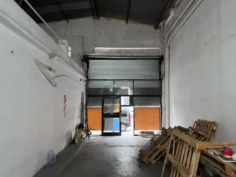Galpón de 480m2 + 85m2 de Altillo. Excelente Ubicación. Muy buen estado