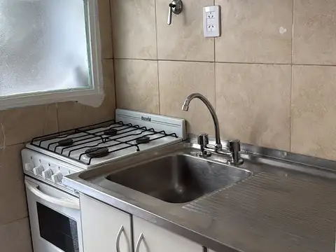 Departamento de 2 amb con patio a mts de Parque Rivadavia en ALQUILER