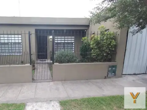 Casa en venta - 2 dormitorios 1 baño - patio y parrilla - 93mts2 - Quilmes Oeste